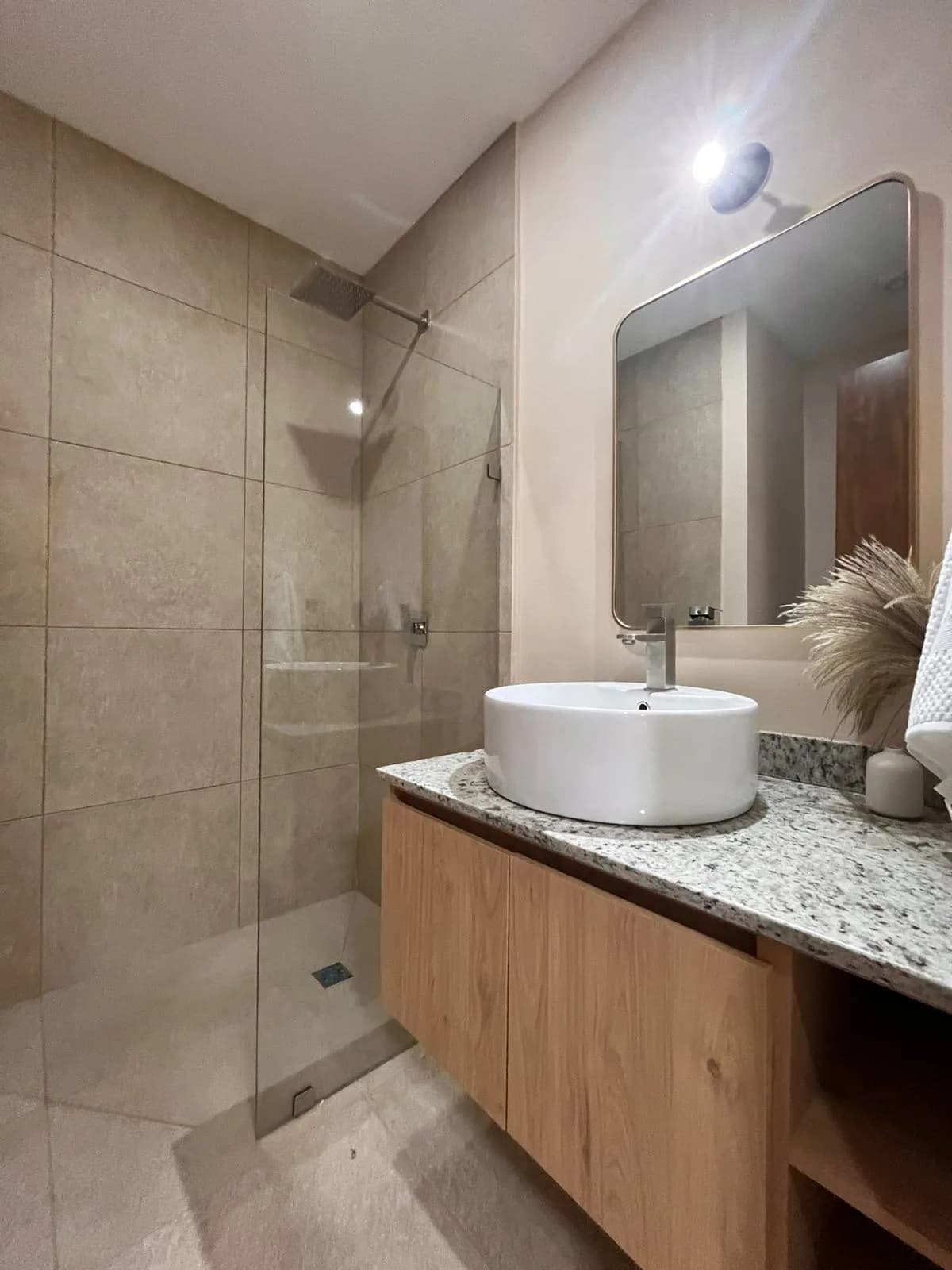 Vida residencial contemporánea en el corazón de la ciudad - 18